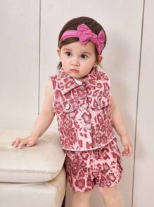 Chaleco corto de mezclilla con estampado de leopardo rosa, de estilo callejero y vanguardista, para bebé niña. Confeccionado en tela de algodón, con bolsillos decorativos y cierre de botones. Prenda versátil y de moda para bebés niñas durante todo el año. - Rosa - Ver 4