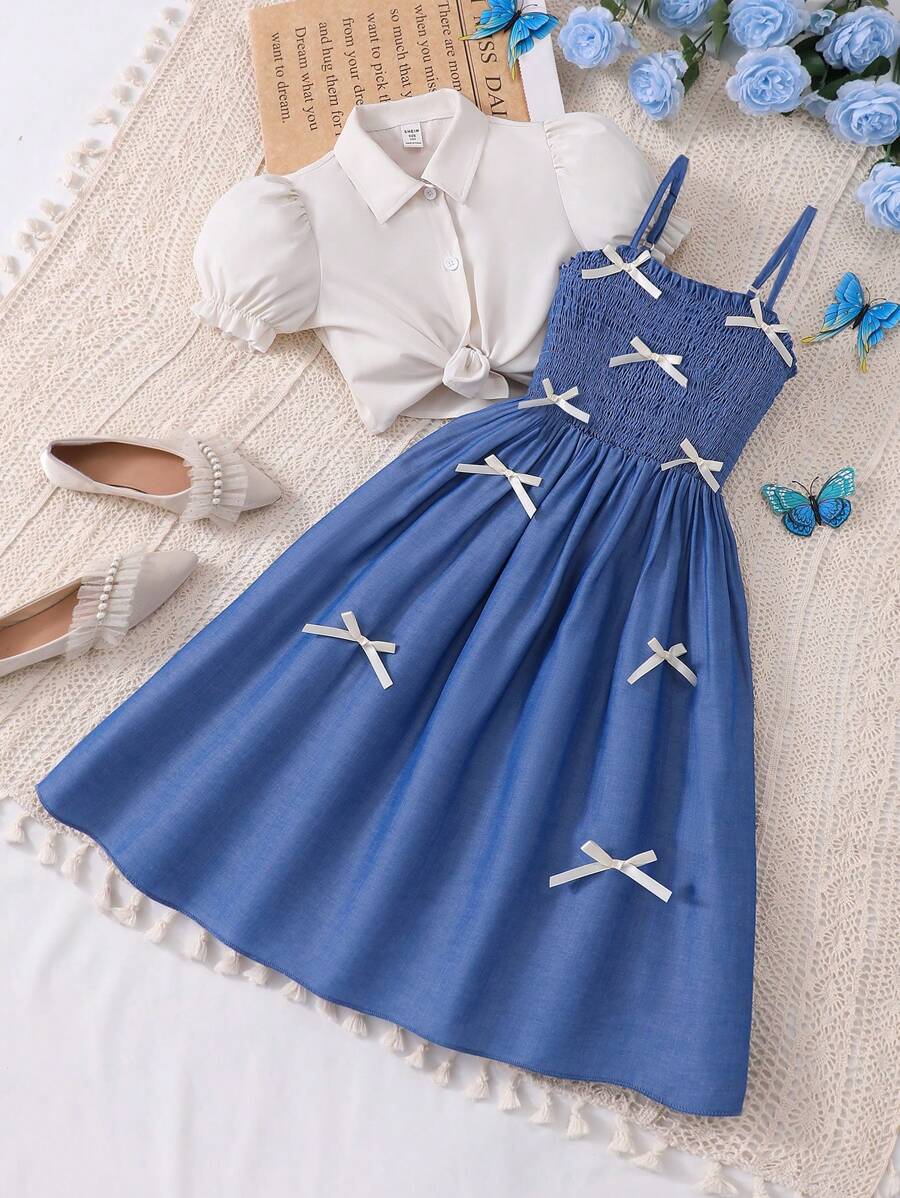 2 件套青少年女孩白色荷叶边袖衬衫搭配舒适仿牛仔蝴蝶结吊带连衣裙，适合休闲外出