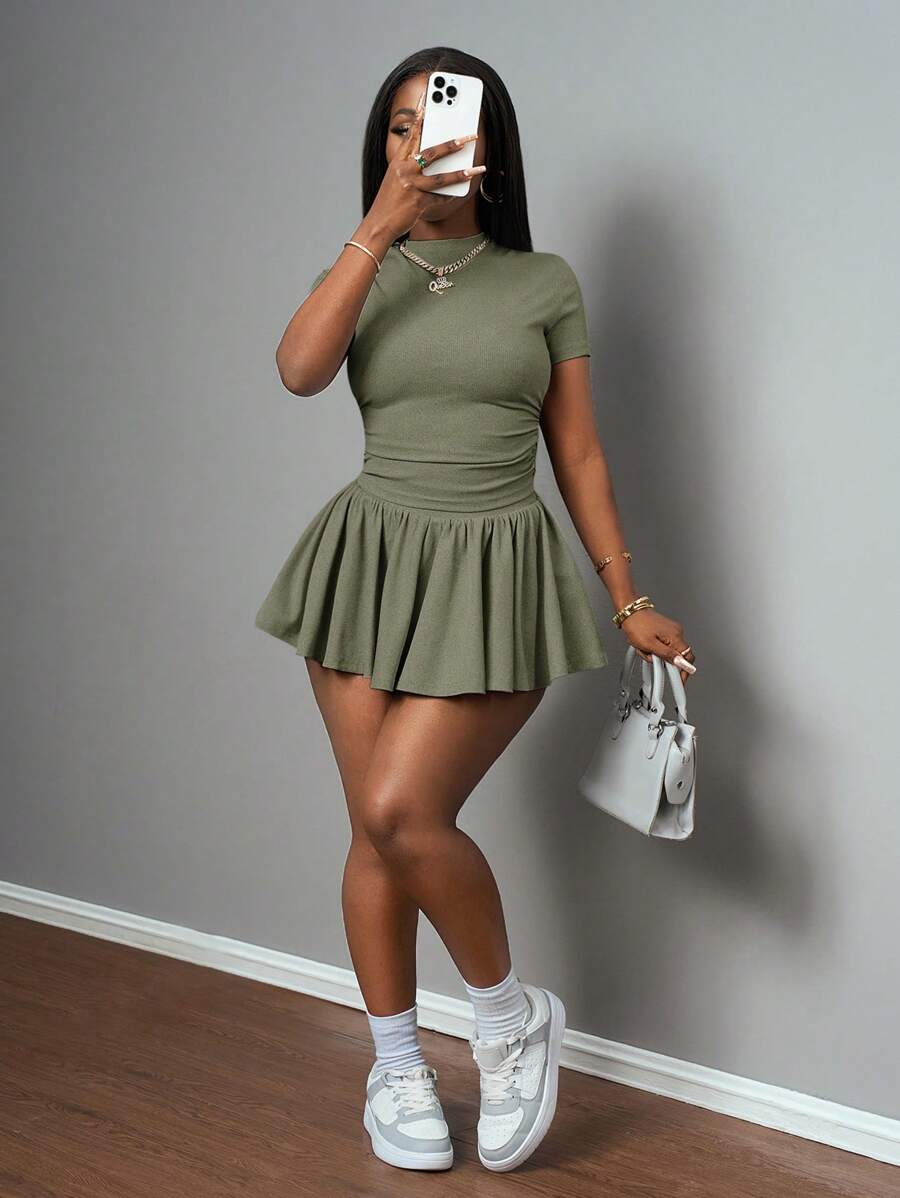 Slaydiva 新款春夏休闲基础款运动风两件套，简约圆领短袖褶裥短款T恤，搭配前后短款中长款伞裙，浅灰色罗纹针织面料。 - 軍綠色 - 查看 1