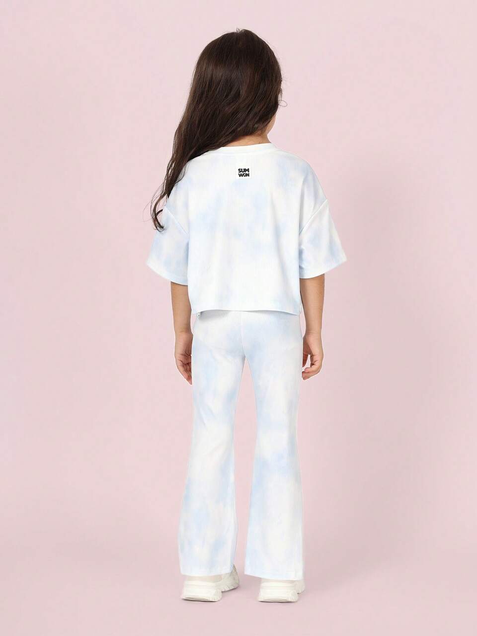 Conjunto de camiseta cropped canelada e calça flare