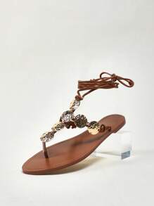 Solezae Sandalias de dedo con adornos de monedas y amarre en color tostado para mujer - Marrón Mocha - Ver 3