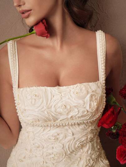 Savoree Vestido mini ajustado de tirantes finos con decoración de cadena de perlas y tela floral texturizada elegante para fiesta/cita en color beige