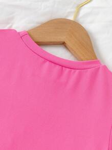 Conjunto de 2 piezas para niñas: Camiseta de manga corta con gráfico floral y shorts de mezclilla bordados