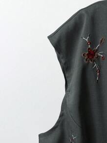 Franclia Plus Size Women Stylish Embroidered V-Neck Sleeveless Cropped Top And A-Line Shorts Set Graduation,Back To School,Teacher Outfits For Women