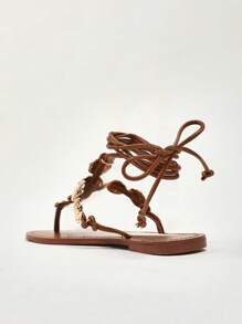 Solezae Sandalias de dedo con adornos de monedas y amarre en color tostado para mujer - Marrón Mocha - Ver 4