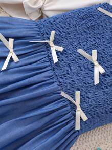 2 件套青少年女孩白色荷叶边袖衬衫搭配舒适仿牛仔蝴蝶结吊带连衣裙，适合休闲外出