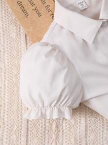 2 件套青少年女孩白色荷叶边袖衬衫搭配舒适仿牛仔蝴蝶结吊带连衣裙，适合休闲外出