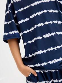 SHEIN Set 2 Potong Kaos dan Celana Pendek Leher Bulat Kasual Minimalis Nyaman untuk Anak Laki-Laki Remaja - Royal Blue - View 5