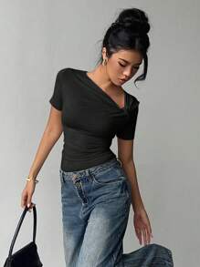 Siren Gaze Koszulka z krótkim rękawem i asymetrycznym dekoltem, dopasowany krój do noszenia na zewnątrz, damski letni nowy styl - Czarne - Zobacz 4