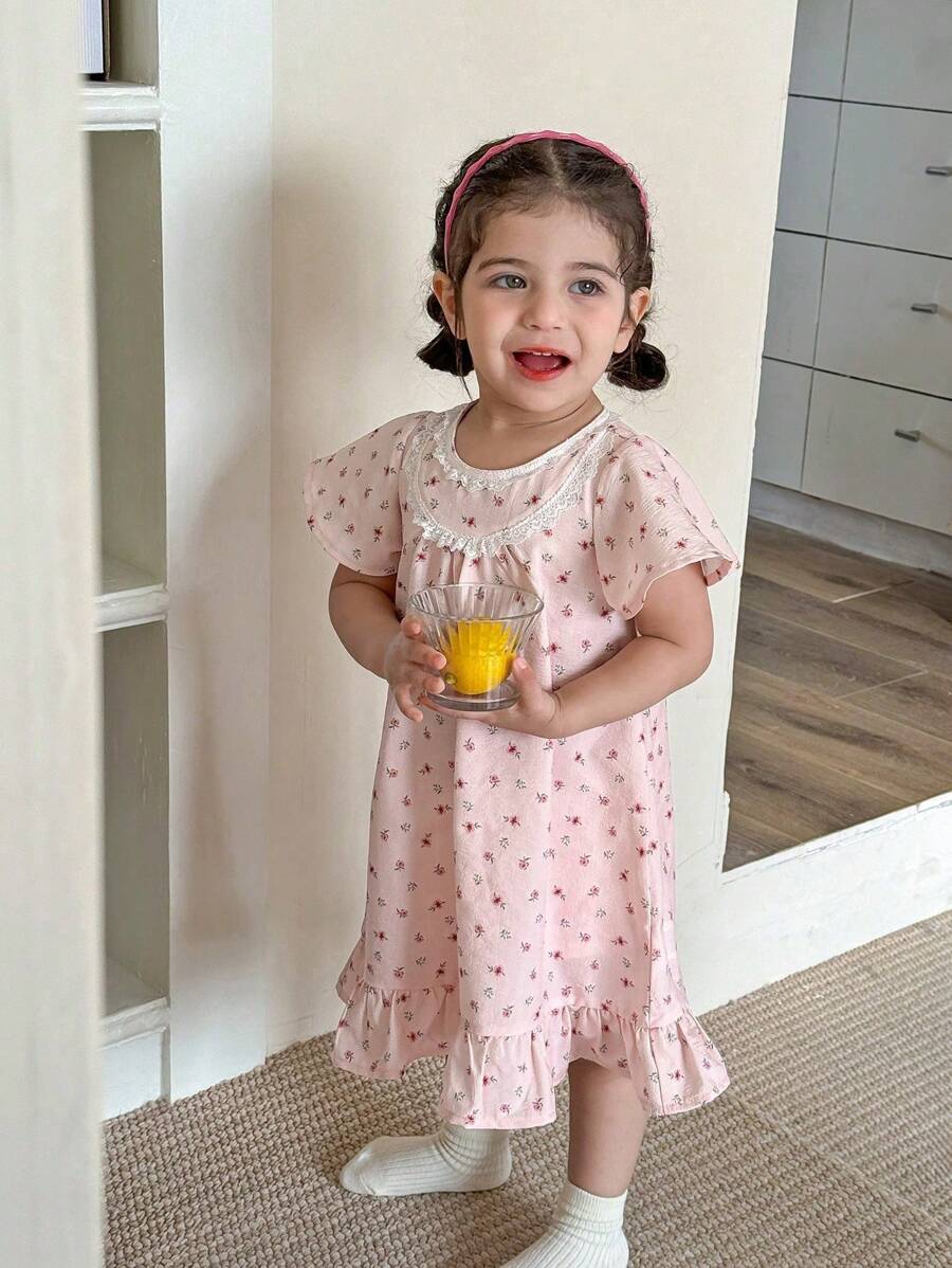 SHEIN Baby Girl Cute Simple Ditsy Floral Pattern Lace Trim Contrast Color Round Neck Short Sleeve Ruffle Hem Home Dress/Nightgown - Baby Pink - View 1