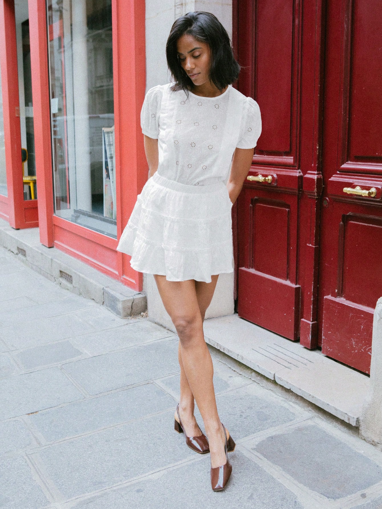 Jolie mini-jupe texturée blanche bohème à couches avec taille élastique. Tenue de vacances pour femme, jupe entièrement blanche, jupe de sortie, automne hiver