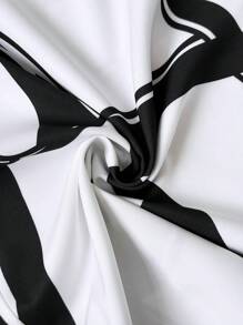 SHEIN Privé 大码女式优雅浪漫V领度假几何图案短款荷叶边下摆连衣裙 - 黑與白 - 查看 7