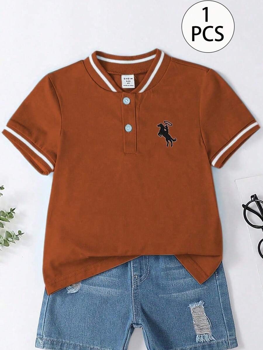 SHEIN 年轻男孩休闲运动学院风半开领小立领马刺绣图案短袖 Polo 衫，百搭舒适，适合学校、派对和居家穿着，适合春季、夏季、度假、假日、旅行、放松、日光浴