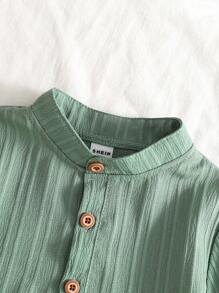 SHEIN Conjunto de 2 piezas con camiseta de manga corta con cuello mao y apliques, y pantalones cortos de rayas tejidos para niños pequeños, adecuado para ocasiones casuales, escolares, al aire libre, primavera y verano, Ramadán