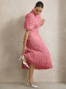 Aveloria Rosie 法式浪漫3D玫瑰V领泡泡袖腰部修身加长女士连衣裙 - 粉色 - 查看 4