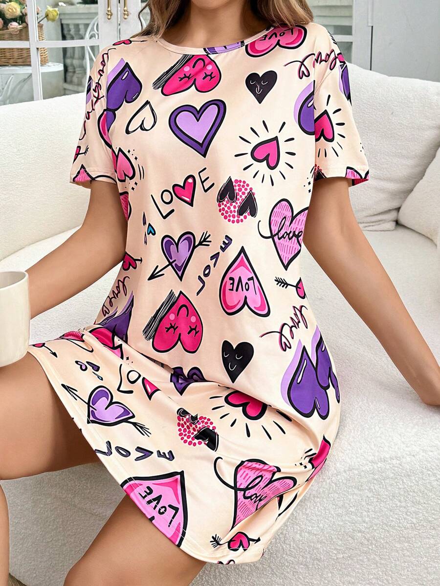 Snug Zone Camisón de cuello redondo de manga corta con estampado de corazón y letras - Multicolor - Ver 1