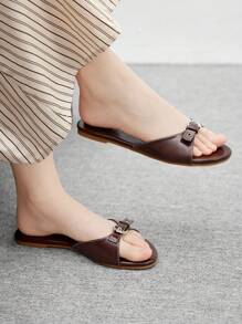 CUCCOO BIZCHIC 棕色油性 PU 和银色新月扣装饰平底穆勒鞋，时尚女士凉鞋