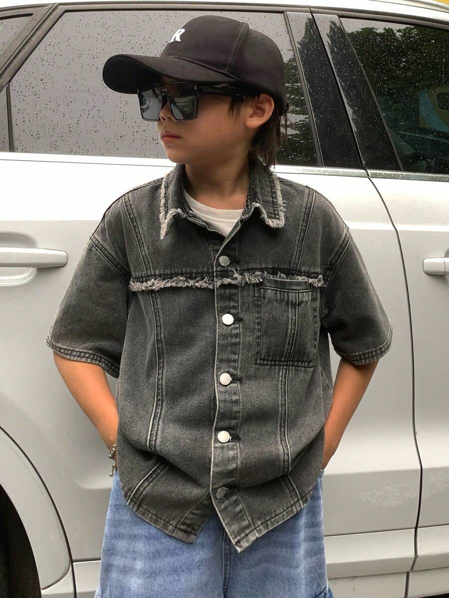 SHEIN Chemise décontractée grise en jean avec col châle, design à franges et poches, style décontracté punk de rue simple et confortable pour enfants. Vêtements doux pour le quotidien, les tenues d'été et de printemps, les festivals et la plage pour les garçons