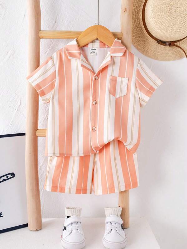 SHEIN Conjunto de 2 peças de camisa de manga curta listrada geométrica casual para meninos e meninas e shorts com cós elástico, adequado para uso na primavera/verão, casa, atividades ao ar livre, viagens, praia, piscina, festa