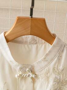 GlowEve CURVE Áo sơ mi chiffon thêu nút cổ tay cỡ lớn cho nữ, phong cách Trung Hoa cổ đại - Màu be - Xem 5