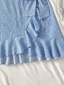 SHEIN Vestido corto sin mangas con volantes en el bajo para adolescentes con estampados de puntos, corazones y flores diminutas - Vestido casual y holgado estilo línea A para playa y vacaciones de verano - Azul y blanco - Ver 4