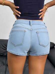 SHEIN Quần short denim cơ bản cạp thấp, túi xéo, màu xanh nhạt, dành cho nữ tuổi teen phong cách Y2K, thích hợp cho kỳ nghỉ hè, đi biển, dã ngoại, hòa nhạc, tiệc tùng, đi nhà thờ, lễ tốt nghiệp, thời trang đường phố, chuẩn bị cho năm học mới. - Rửa nhẹ - Xem 2