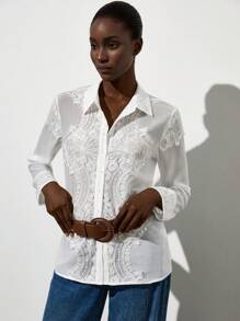 Aveloria Modichic Blusa elegante y refinada francesa de manga larga para mujeres, con detalles de encaje blanco de gasa semitransparente y bordados de alta gama - Blanco - Ver 3