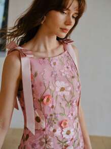 MOTF PREMIUM VESTIDO CORTO CON HOMBROS AL DESCUBIERTO, BORDADO FLORAL Y LAZO DE TELA DE TUL - Rosa - Ver 1