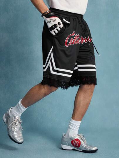 Prep Pantalones cortos deportivos con diseño parchwork de estilo estadounidense. Los pantalones cortes tienen un diseño negro único. Hay una franja blanca a lo largo de los bordes superior e inferior, y una fina franja blanca en los laterales. La cintura es roja y un destacado "23" rojo se muestra en el muslo derecho. El bajo tiene un ribete de encaje, añadiendo detalles a la ropa deportiva.