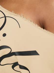 SUMWON WOMEN 超大露肩图案印花短款 T 恤秋季系列做旧毛边时尚宣言运动休闲都市风格 - 米色 - 查看 4