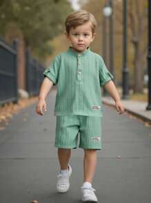 SHEIN Conjunto de 2 piezas con camiseta de manga corta con cuello mao y apliques, y pantalones cortos de rayas tejidos para niños pequeños, adecuado para ocasiones casuales, escolares, al aire libre, primavera y verano, Ramadán
