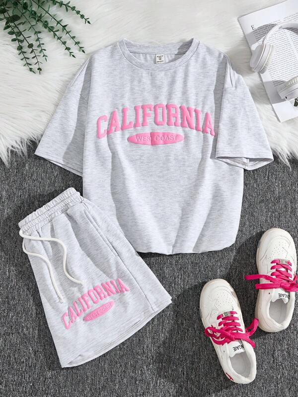 SHEIN Ragazza adolescente Set di 2 pezzi: maglietta girocollo a maniche corte grigia, in maglia casual'e ampia, con stampa di slogan in inglese americano e pantaloncini stampati, adatto per l'estate, sport di strada