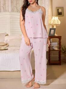 CottageSlumber 三件套加大码睡衣：蕾丝边条纹蝴蝶结印花吊带背心、长裤和系带睡袍，舒适优雅的细节设计，适合秋冬季穿着。