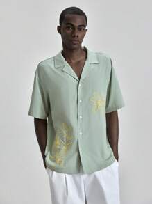 Ontre Ropa de hombre nueva para el verano 2025, adecuada para vacaciones en la playa, ropa de club, atuendo de maestro, festival de música country, ropa de calle, estilo de Estocolmo, Día de la Independencia, camisa casual de manga corta con bordado floral y un solo bolsillo