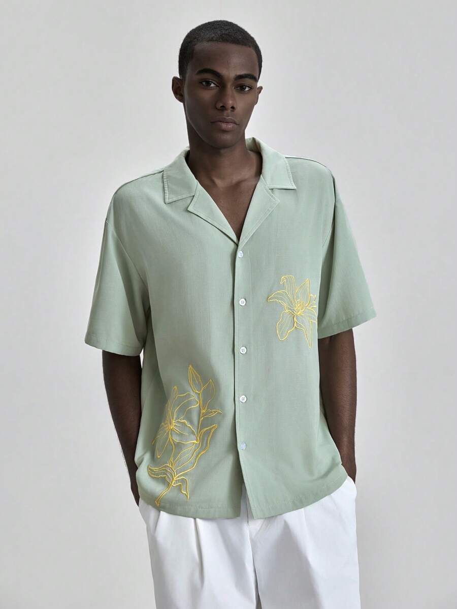 Ontre Ropa de hombre nueva para el verano 2025, adecuada para vacaciones en la playa, ropa de club, atuendo de maestro, festival de música country, ropa de calle, estilo de Estocolmo, Día de la Independencia, camisa casual de manga corta con bordado floral y un solo bolsillo