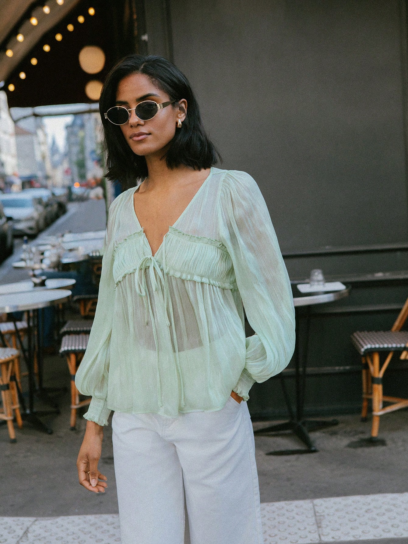 Grüne durchsichtige Bluse mit langen Ärmeln, geraffter Büste und Bindedetail an der Front, fließende Bluse für den Urlaub, Frühlings- und Herbstmode für Frauen