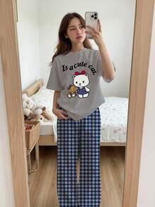 SHEIN بيجاما مكونة من ملابس علوية قصيرة الأكمام وبنطال بتصميم كاجوال مطبوع عليه رسوم قطط محببة بياقة مستديرة وقطعة موسمية مناسبة للمراهقات في الربيع والصيف