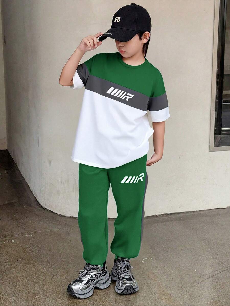 SHEIN 2 件套青少年男孩运动休闲装，包括圆领拼色短袖 T 恤和松紧腰裤，舒适百搭，适合春季、夏季、秋季、日常穿着、户外活动、学校、聚会、派对、休闲 - 墨綠色 - 查看 1