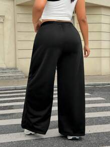 SHEIN EZwear 大码休闲纯色系带运动裤，日常休闲穿着，适合毕业典礼、教师节、返校季等场合。 - 黑色 - 查看 2