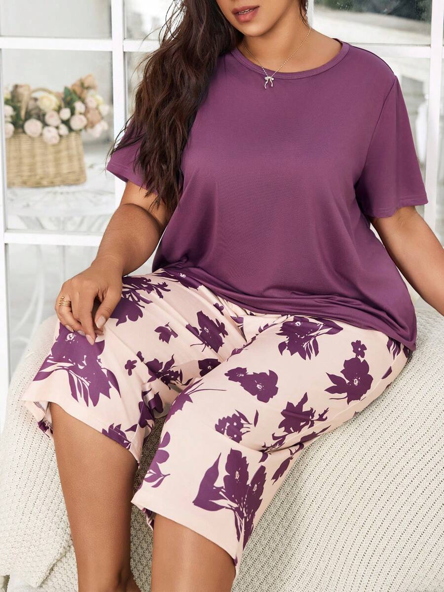 SHEIN Bộ đồ ngủ áo tay ngắn trơn và quần Capri in hoa cỡ lớn dành cho nữ, thường ngày, trang phục - Màu đỏ tím - Xem 1