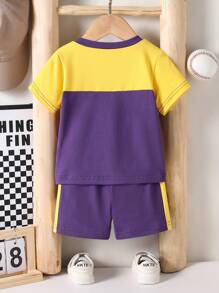 SHEIN Baby & Kleinkind Jungen 2 Stücke Set V-Ausschnitt Kurzarm T-Shirt & Grafik-bedruckte Sport Shorts Outfit, Lässig für Alltagstragen, Sportevents, Sommer - Violett - Übersicht 2