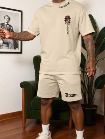 Manfinity Roughcore بدلة كاجوال للرجال تتكون من تيشيرت ذو أكمام قصيرة مفلطحة مرتخية مع طباعة أزهار وحروف وشورت قطعتين، طقم صيفي