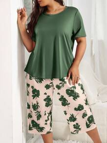SHEIN Conjunto de pijama informal con pantalón capri y blusa de manga corta con estampado floral para mujer, talla grande