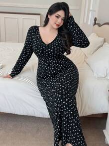 Dazy Plus 加大码V领印花弹力修身长款睡裙，女士睡衣连衣裙，适合秋冬季穿着 - 黑色 - 查看 1