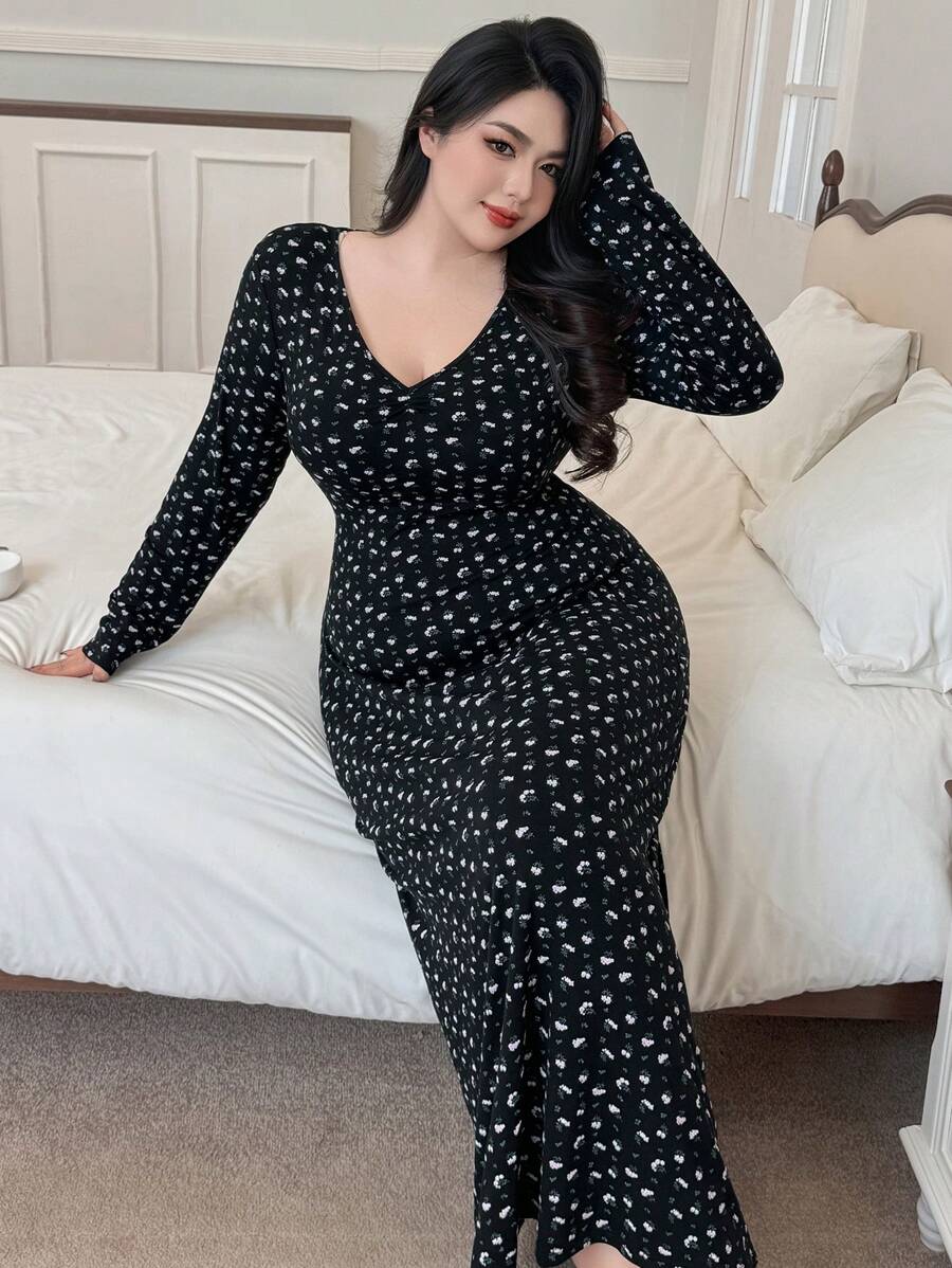 Dazy Plus 加大码V领印花弹力修身长款睡裙，女士睡衣连衣裙，适合秋冬季穿着 - 黑色 - 查看 1