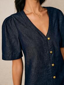 Poéselle 女式休闲V领单排扣泡泡袖牛仔中长连衣裙 - 深色水洗藍 - 查看 2