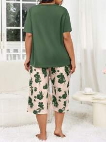 SHEIN Conjunto de pijama informal con pantalón capri y blusa de manga corta con estampado floral para mujer, talla grande
