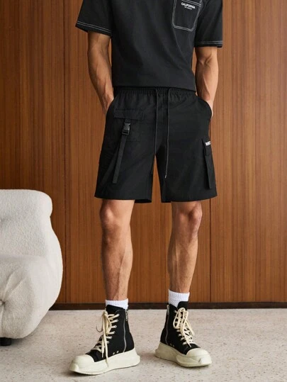 Manfinity VCAY Lös passform herrshorts med bokstäver, grafisk klaff, ficka, spänne och dragsko i midjan