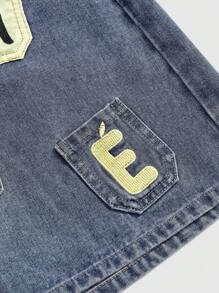 Pantaloni capri in denim dall'aspetto sfilacciato, con doppia vita e disegno ricamato, vita bassa e vestibilità morbida, in stile Y2K di strada