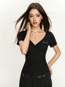 Rina Fox Áo thun nữ cổ chữ V đính đá trang trí ôm vừa vặn phong cách retro sang trọng mùa hè mới, áo trơn màu - màu đen - Xem 1